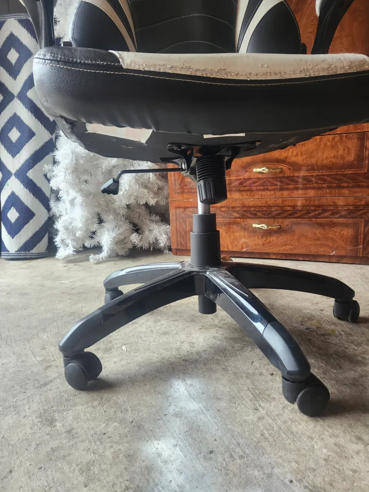 EVERGE Gaming Chair (worn) image indicator(3)