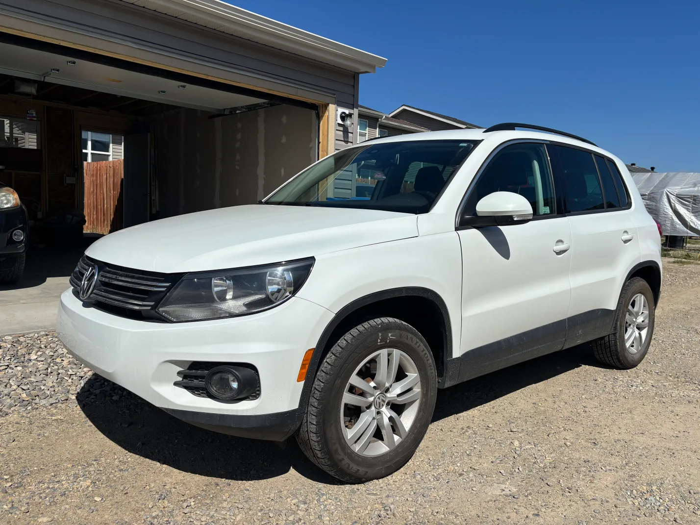 Volkswagen Tiguan - White SUV thumbnail
