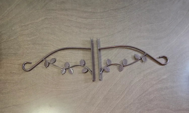 Metal Plant Hanger with Leaf Design image indicator(3)