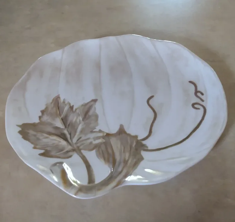 Decorative Pumpkins on Leaf Plate thumbnail