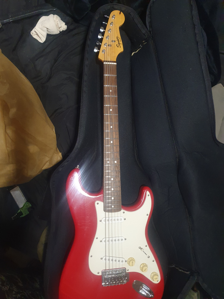 Squier Stratocaster Guitar with Amp & Case - photo 2