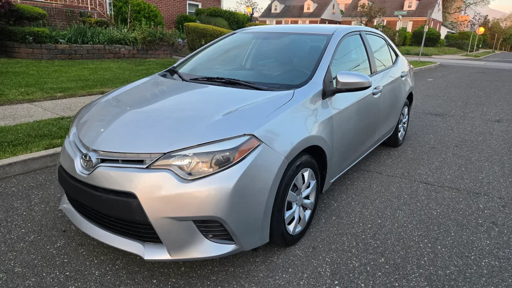 2016 Toyota Corolla LE 4dr sedan thumbnail