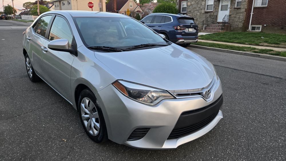 2016 Toyota Corolla LE 4dr sedan - photo 2