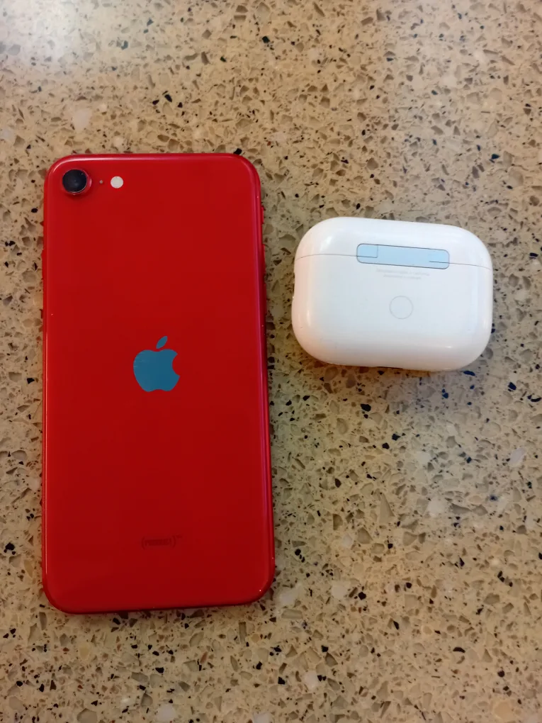 Apple iPhone SE (Product Red) & Airpods Pro image indicator(2)
