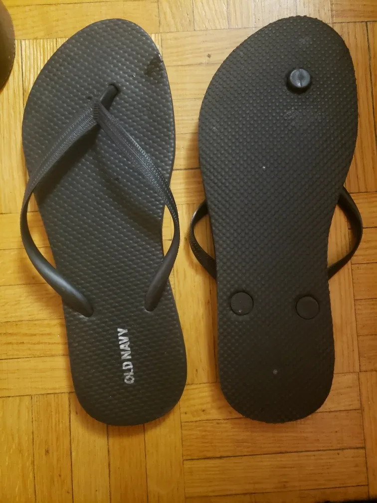 Old Navy Black Flip Flops image indicator(2)