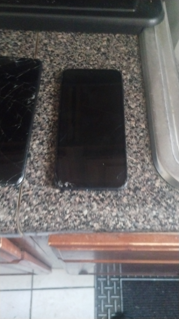 Samsung Phone - Cracked Screen - photo 3