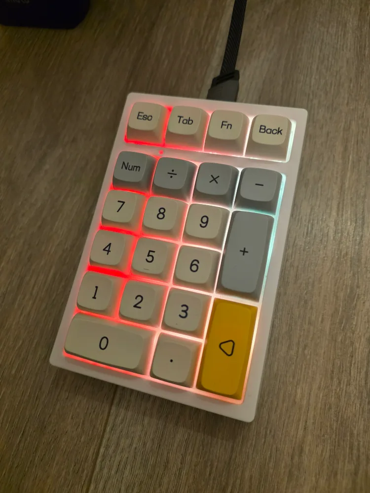 Epomaker TH21 Wired/Wireless Numpad - Cream image indicator(4)