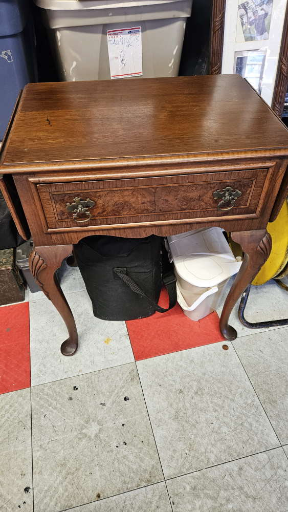 Pair of Vintage Wooden Side Tables w/ 2 Leafs - photo 2