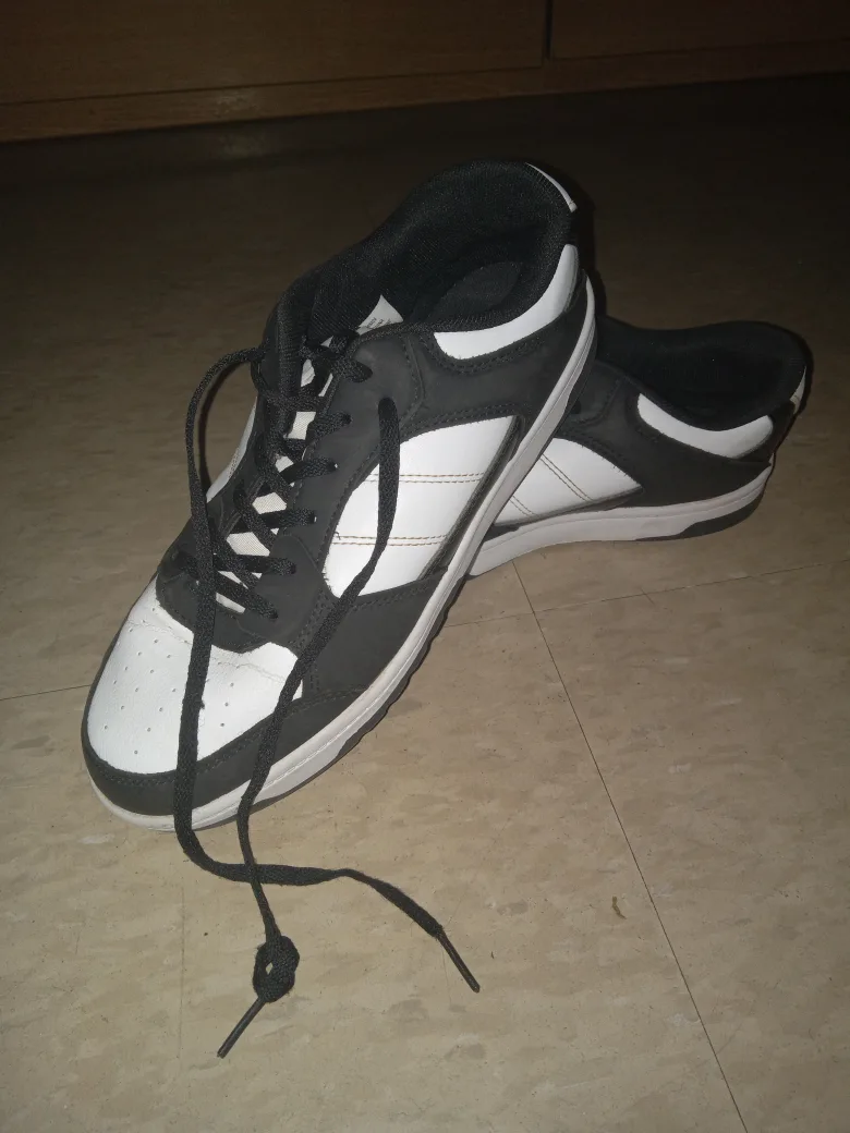 Two sneakers sizes 7.5 and 9 image indicator(7)