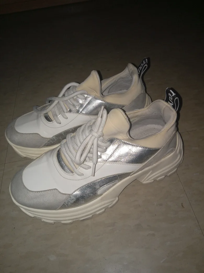 Two sneakers sizes 7.5 and 9 image indicator(5)