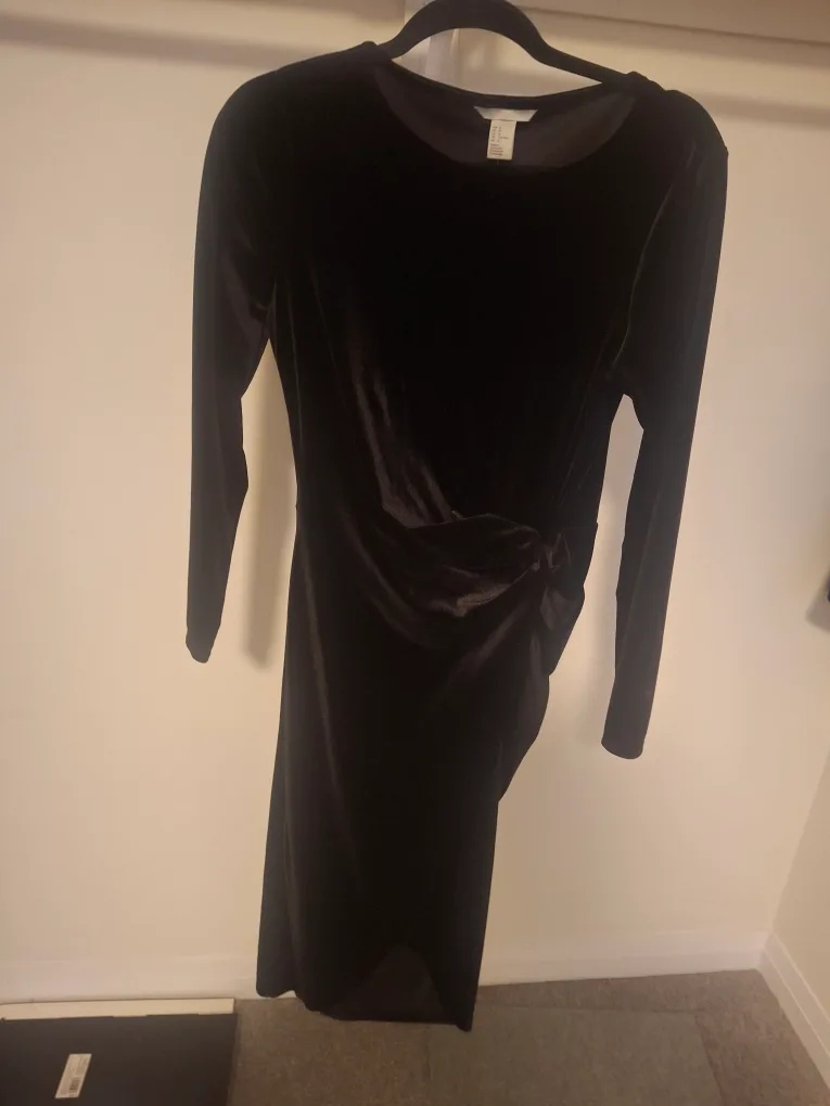 H&M Black Velvet Dress image indicator(2)