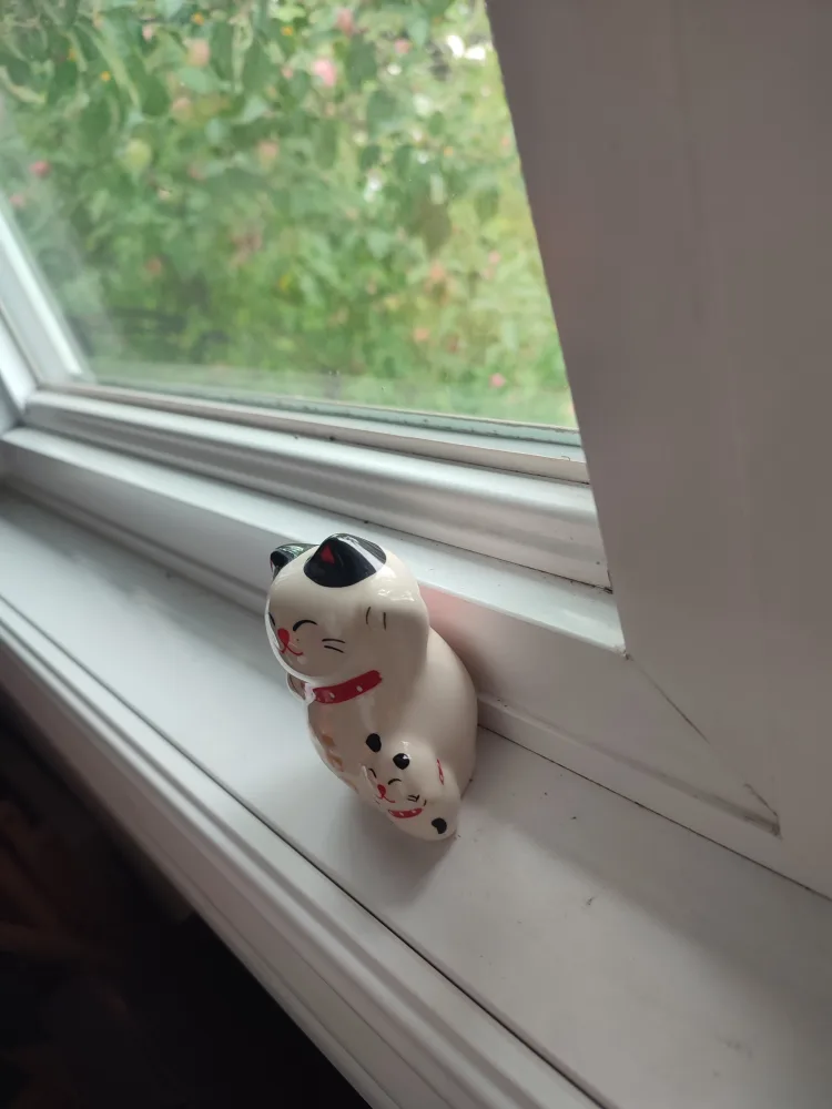 Cute ceramic cat figurine image indicator(4)