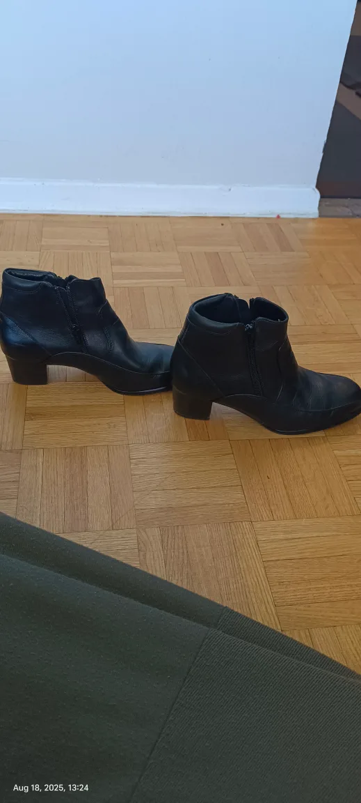 Alain Delon Black Leather Ankle Boots image indicator(4)