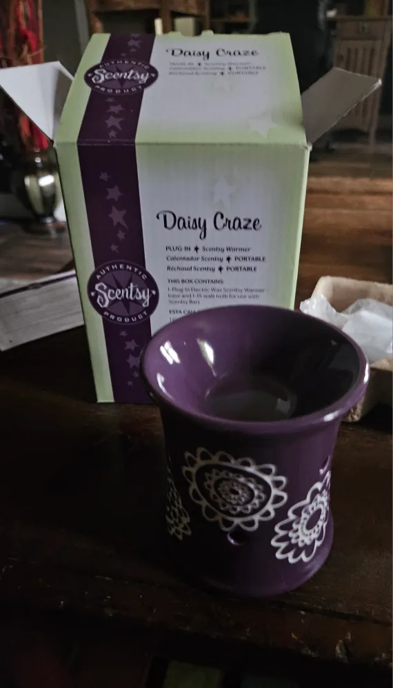 New Scentsy Daisy Craze Plug-In Warmer