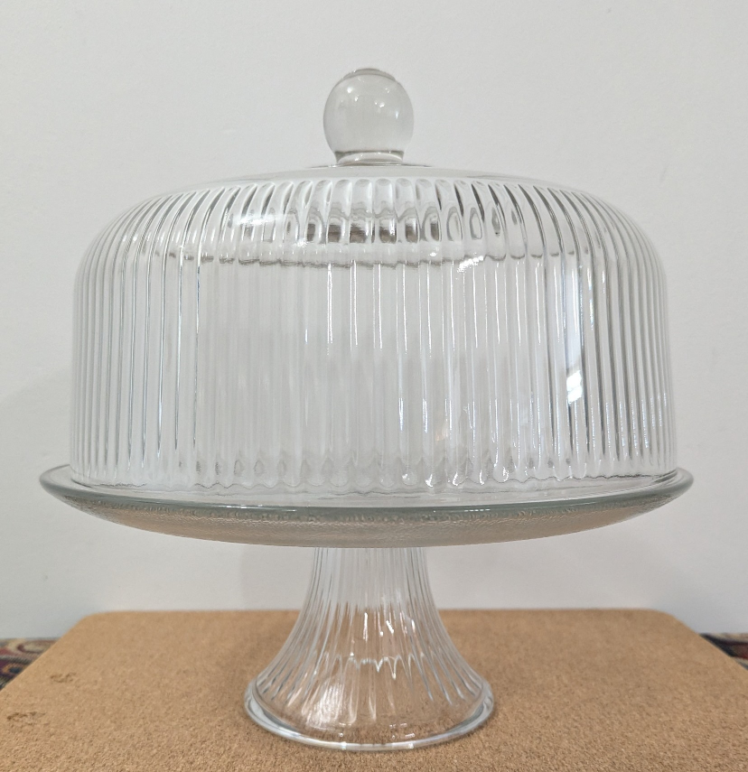 Cake stand with domed lid