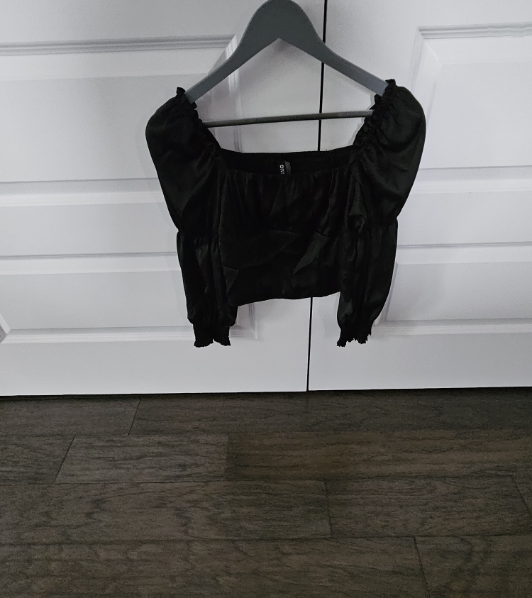 H&M Black Long Sleeve Crop Top