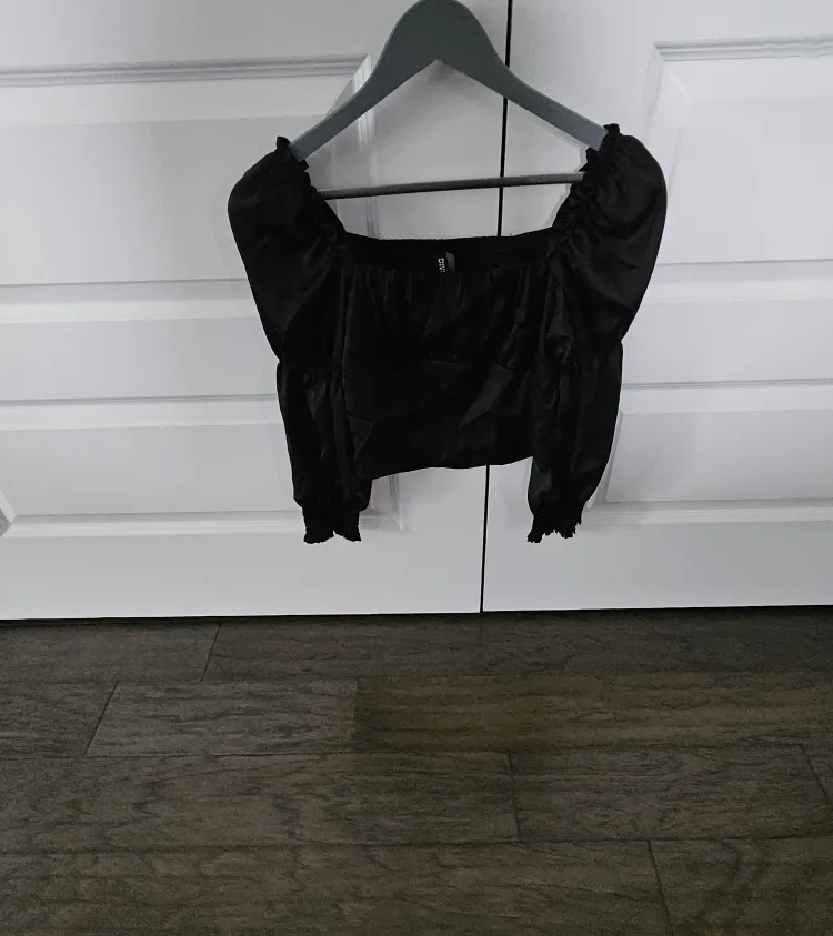 H&M Black Long Sleeve Crop Top thumbnail