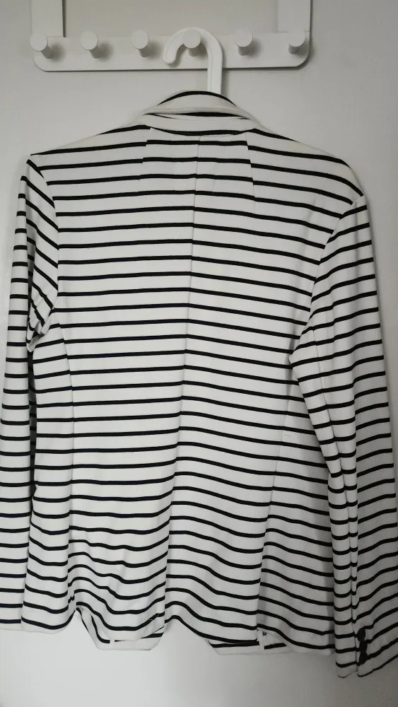 Women's striped blazer image indicator(2)