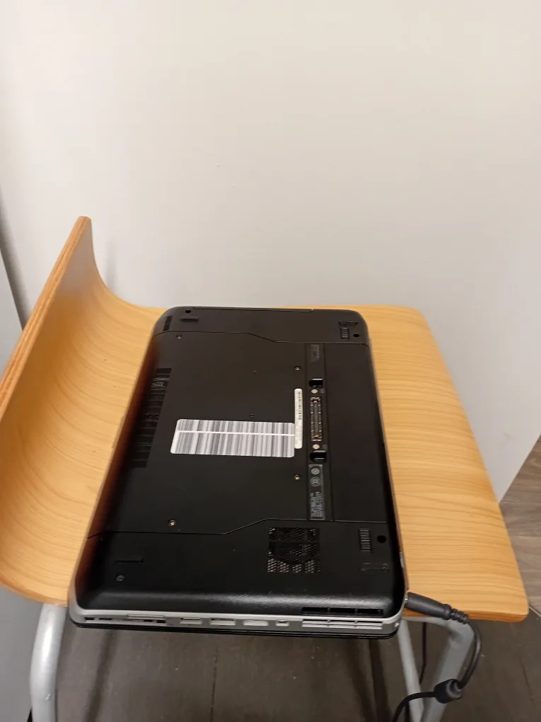 Dell laptop Windows 11 Intel i5 HDMI image indicator(7)