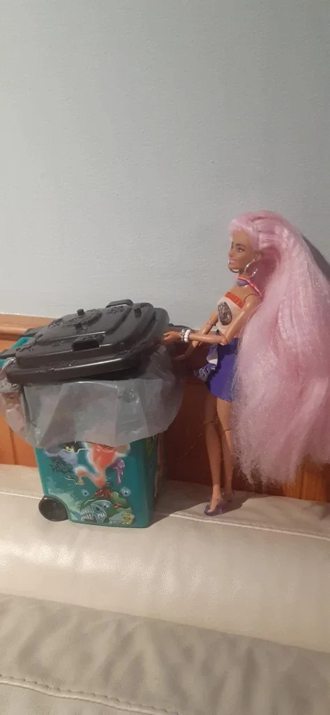 The Trash Pack Wheelie Bin Toy image indicator(3)