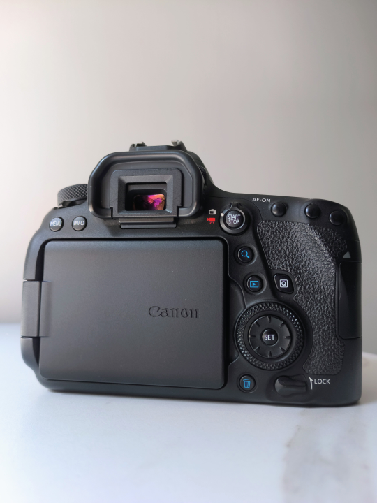 Canon EOS 6D Mark II DSLR Bundle – 3 Lenses + Accesories - photo 2