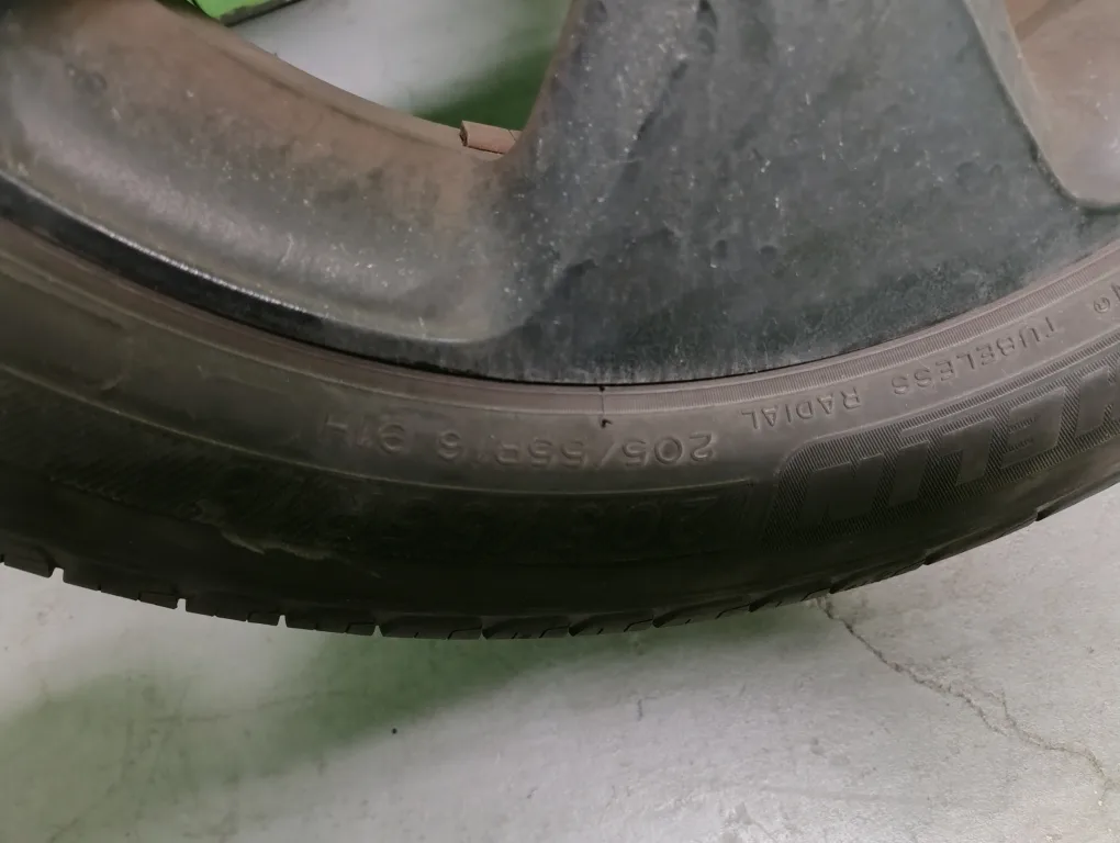 set of all season tires 205/ 55 R16 image indicator(7)