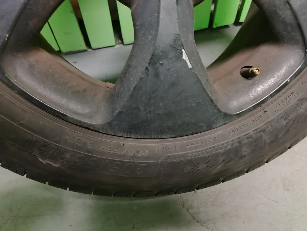 set of all season tires 205/ 55 R16 image indicator(8)