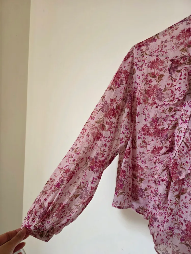 New Tagged Suzy Shier Floral Blouse image indicator(5)