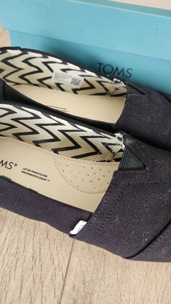 TOMS Black Canvas Slip-On Shoes - Size 8.5 image indicator(2)