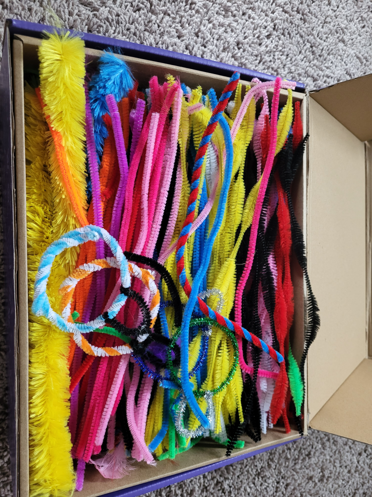 Arts and Crafts Studio - 1300+ Pieces - photo 3