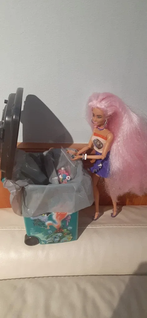 The Trash Pack Wheelie Bin Toy image indicator(2)