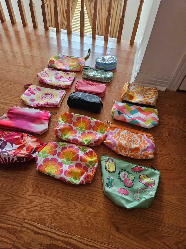 Clinique makeup bags toiletries image indicator(2)