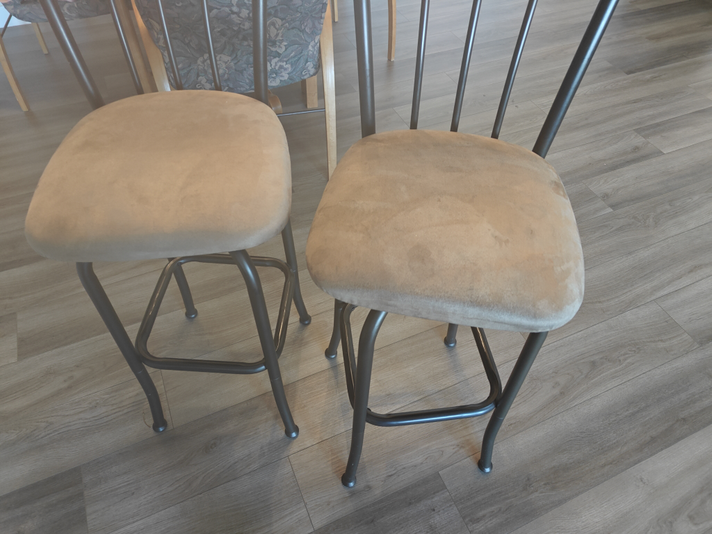 Brown cushioned 2 bar stools - photo 2