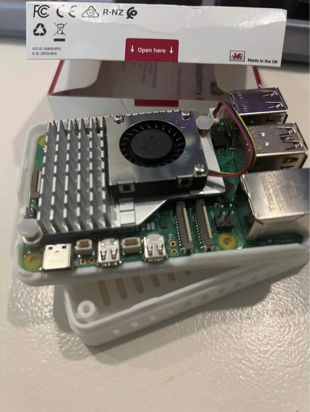 Raspberry Pi 5 (4GB) + Case + Active Cooler + 32GB SD + Extras image indicator(2)