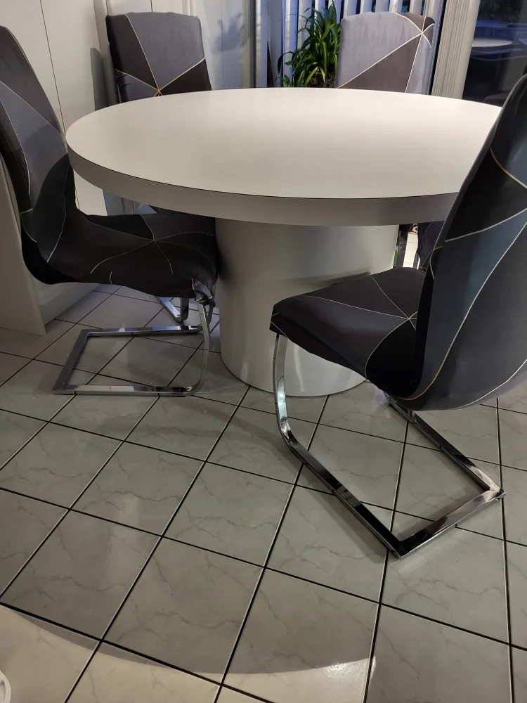 Table and 5 Chairs image indicator(3)