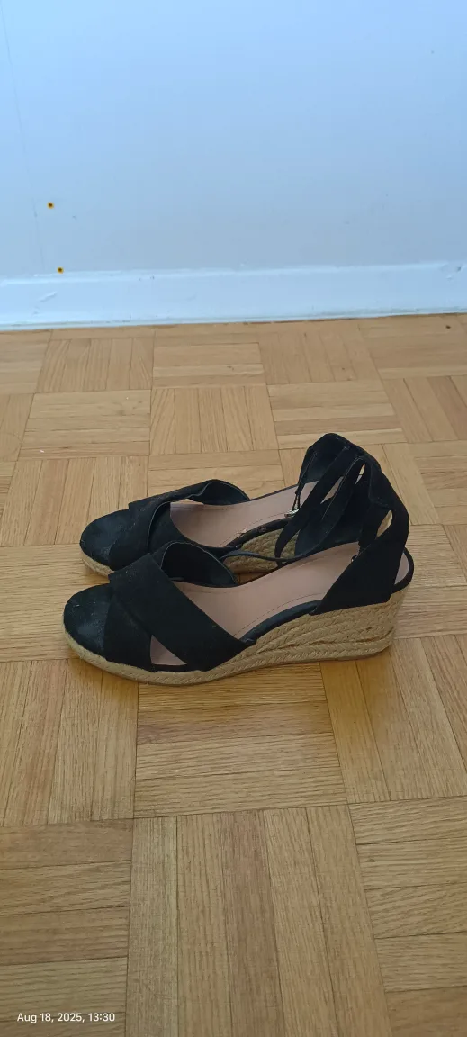 H&M Black Wedge Sandals - Size 37 image indicator(2)