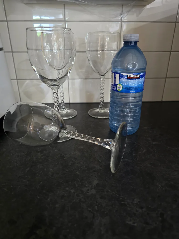 Set of 4 Wine Glasses with Twisted Stems image indicator(4)