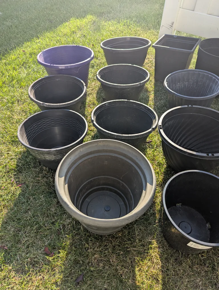 23 plastic flower pots $20obo need cleaning image indicator(2)