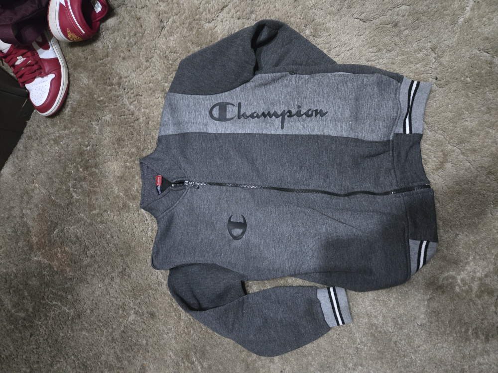 FREE DELIVERY!! Youth sweaters $10 a piece - photo 3