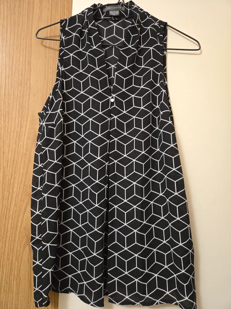 Suzy Shier XS Sleeveless Top thumbnail
