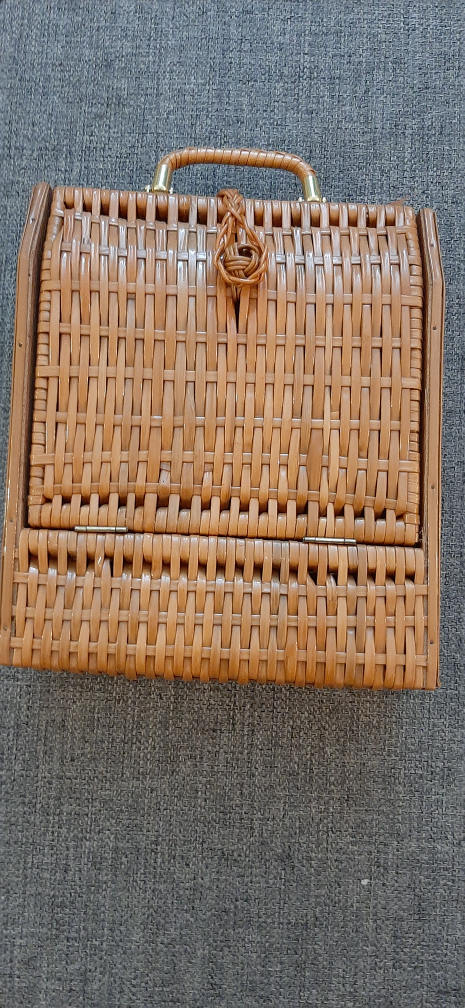 Ladies Vintage woven box bag. 1940's