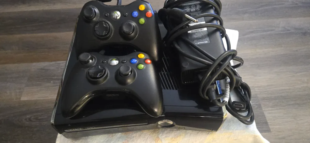 🧡2 xbox 360s and nintendo wii thumbnail