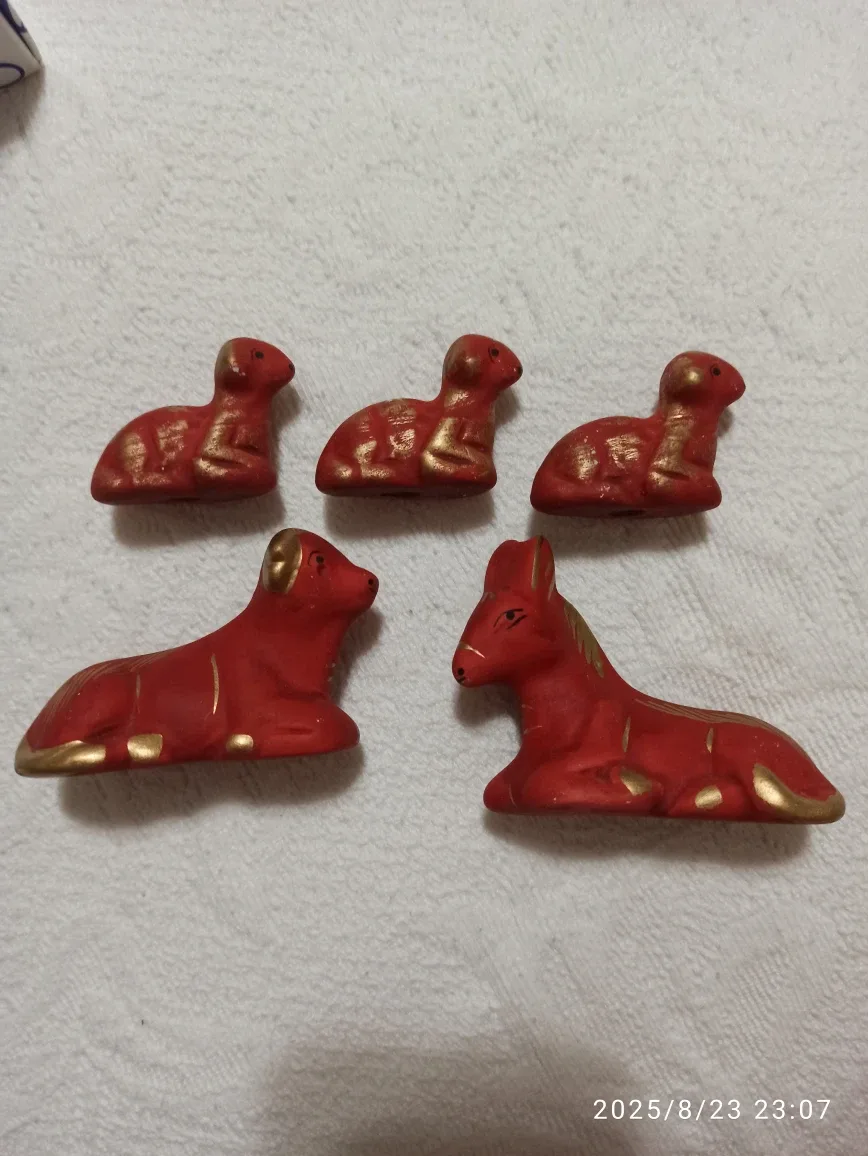 Vintage Red Nativity Set image indicator(4)