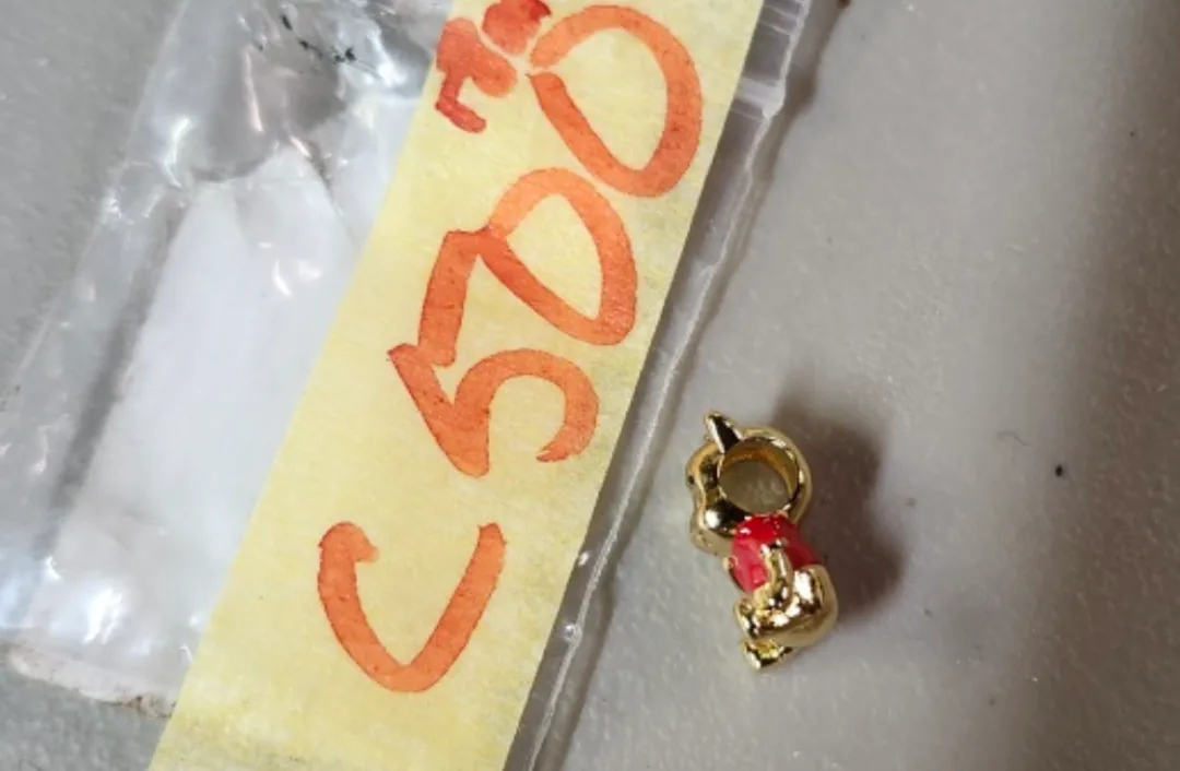 Winnie the Pooh Pin charm image indicator(3)