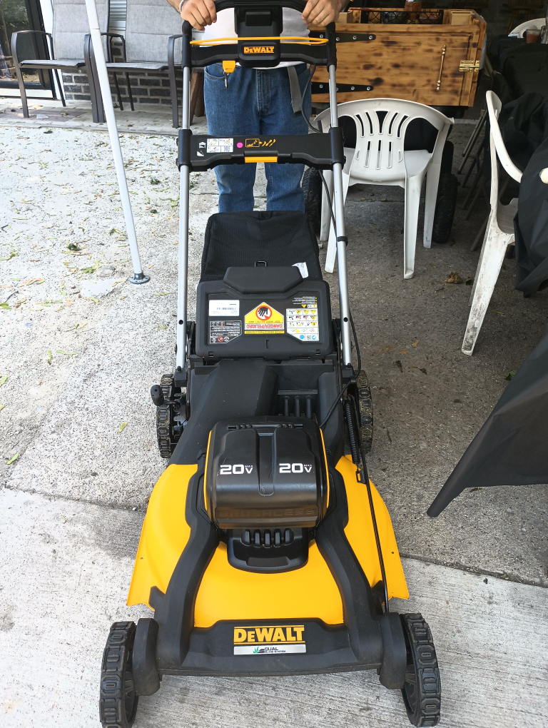 DeWalt 21.5 in. 20V Max Battery Powered Lawn Mower - photo 2