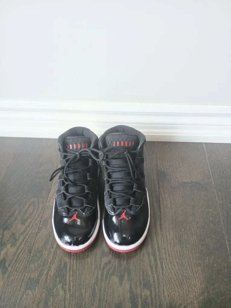 3Y Nike Air Jordan Max Aura in Black and Gym Red thumbnail