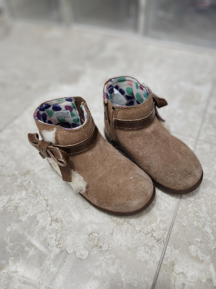 Ugg boots and water shoes for toddlers - photo 2