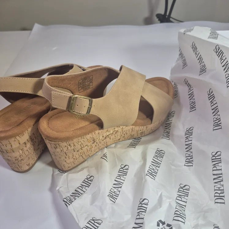 New Dream Pairs Platform Sandals - Size 9 image indicator(3)
