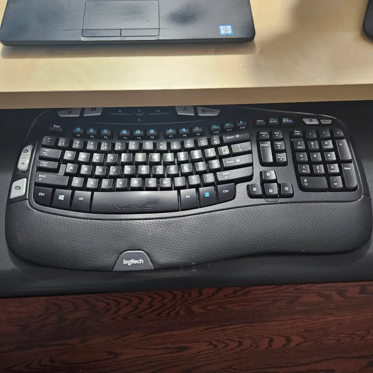 Logitech Wireleas Wave Keyboard - Ergonomic Design thumbnail
