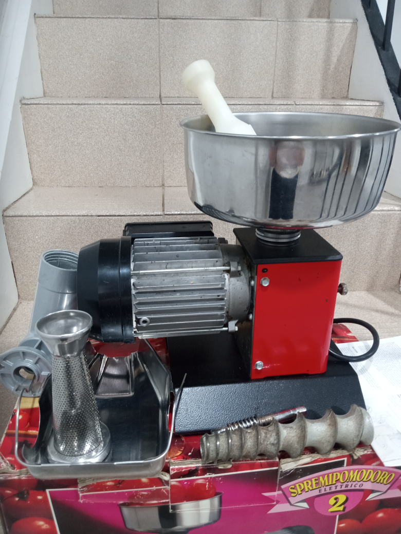 O.M.R.A. Spremipomodoro Elettrico Tomato Press